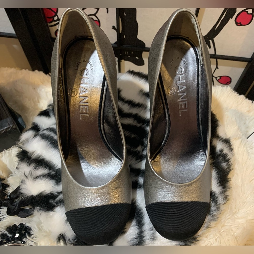 Chanel leather pumps.CC interlocking logo Retail $1200.00 Metallic/Silver/Black - Picture 3 of 6